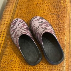 Size 9 / 10 Oofos lavender / purple Cammo clogs. Worn once. No flaws